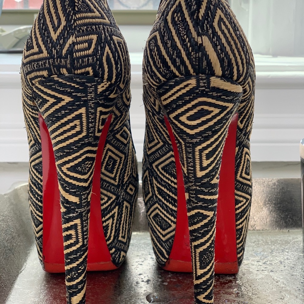 Authentic Christian Louboutin Daffodile Li…